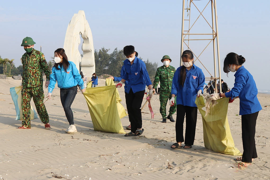 Đoàn viên thanh niên ở các xã bãi ngang và cán bộ, chiến sĩ Đồn Biên phòng Lạch Kèn thu gom rác thải, san lấp mặt bằng, vệ sinh toàn bộ Khu du lịch biển Xuân Thành.