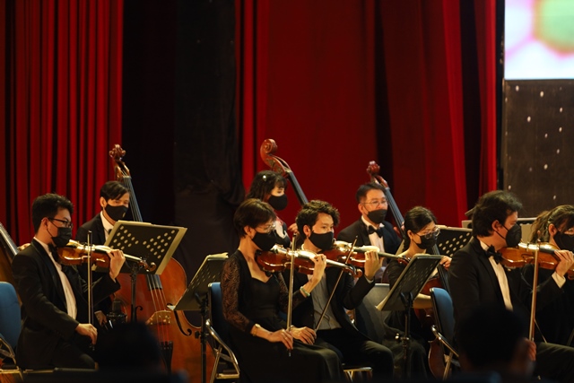"VNSO Spring Concert - Hòa nhạc mùa xuân" được dẫn dắt bởi nhạc trưởng nổi tiếng người Nhật Honna Tetsuji kết hợp cùng phần biểu diễn của các nghệ sĩ đến từ Dàn nhạc Giao hưởng Việt Nam. 