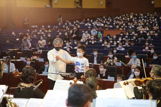 "VNSO Spring Concert - Hòa nhạc mùa xuân" được dẫn dắt bởi nhạc trưởng nổi tiếng người Nhật Honna Tetsuji kết hợp cùng phần biểu diễn của các nghệ sĩ đến từ Dàn nhạc Giao hưởng Việt Nam. 