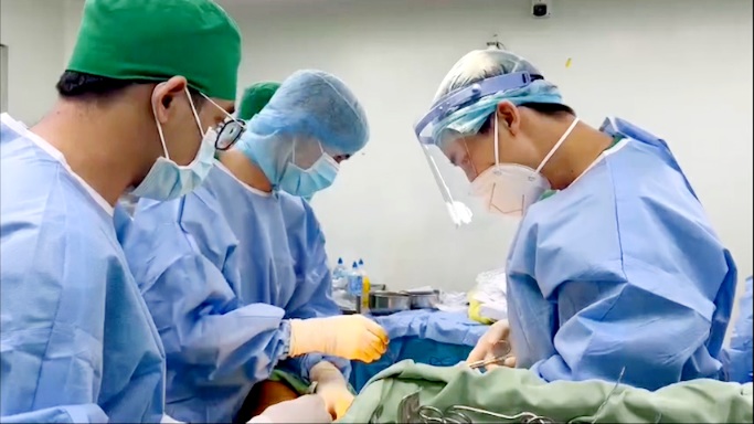 Thanh niên đang làm đồng bị đạn lạc xuyên vùng kín