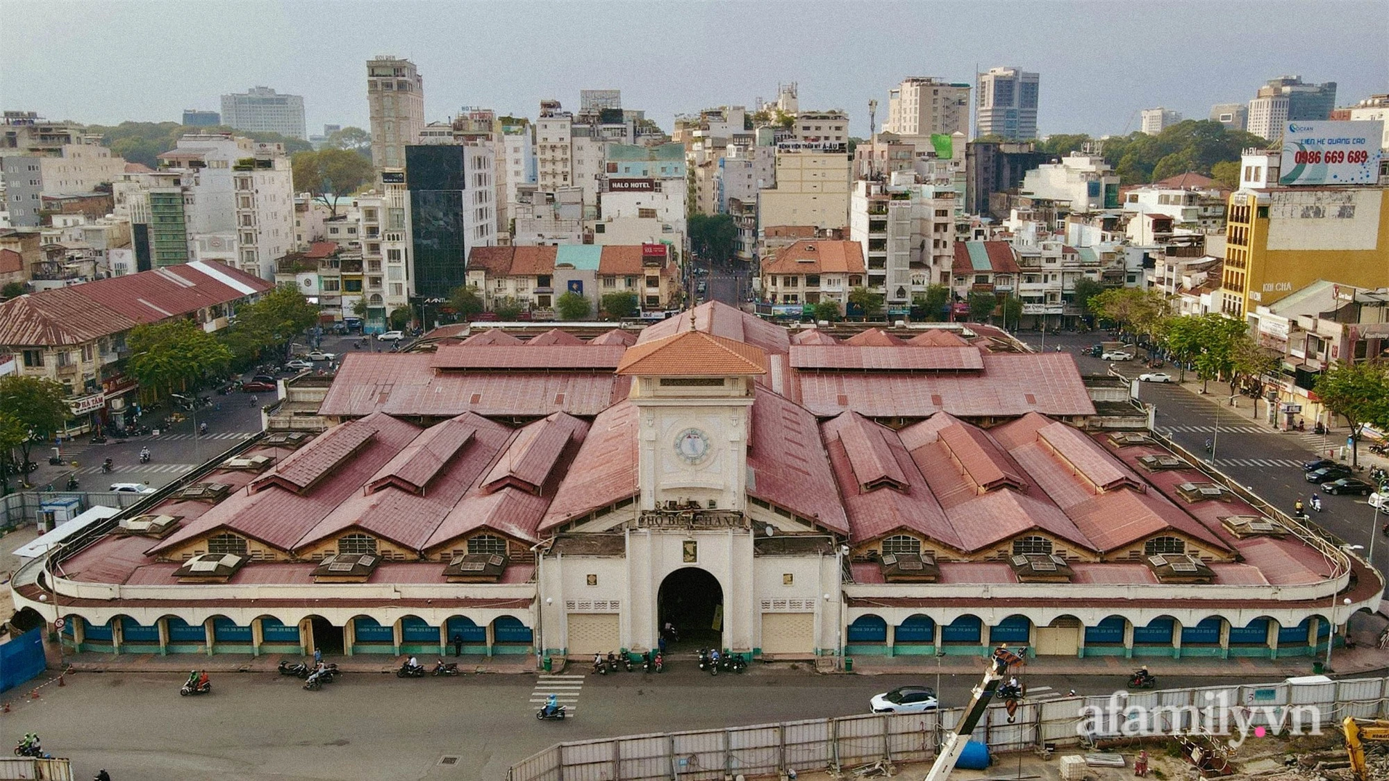 Ngắm chợ Bến Thành, hồ Con Rùa – biểu tượng trăm tuổi của Sài Gòn trước khi &quot;thay áo&quot; mới - Ảnh 1.