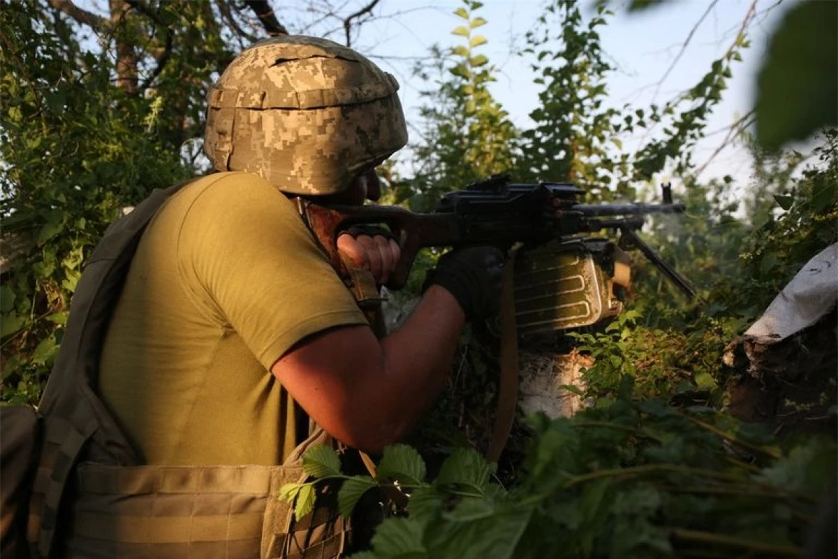 Một binh sỹ Ukraine đang sử dụng súng máy. Ảnh: Getty