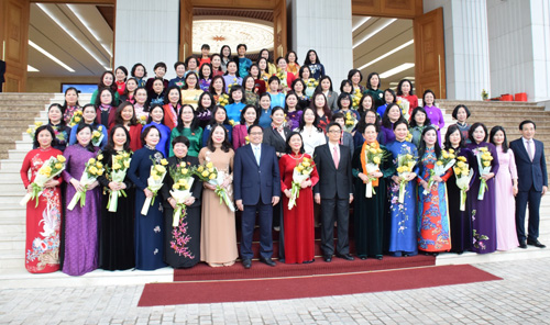 Thủ tướng gặp mặt nữ lãnh đạo, quản lý, trí thức và văn nghệ sỹ tiêu biểu