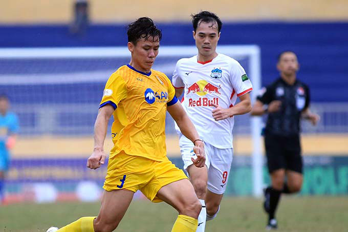 HLV Huy Hoàng: ‘Quế Ngọc Hải giúp hàng thủ SLNA khống chế HAGL’