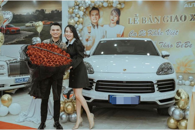Ca sĩ Khắc Việt chơi lớn, sắm Porsche Cayenne tặng vợ DJ nhân ngày 8/3, riêng tiền chọn option tới hơn 1 tỷ đồng