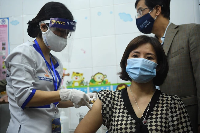 Những mũi vaccine đầu tiên tại Việt Nam. (Ảnh: Báo điện tử Quân đội nhân dân)