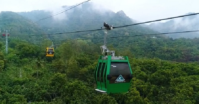 Cáp treo Núi Cấm mất điện, du khách bị “treo” lơ lửng chỉ vì 1 con khỉ