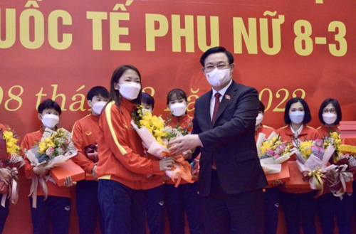 Chủ tịch Quốc hội gặp mặt Đội tuyển Bóng đá nữ Việt Nam