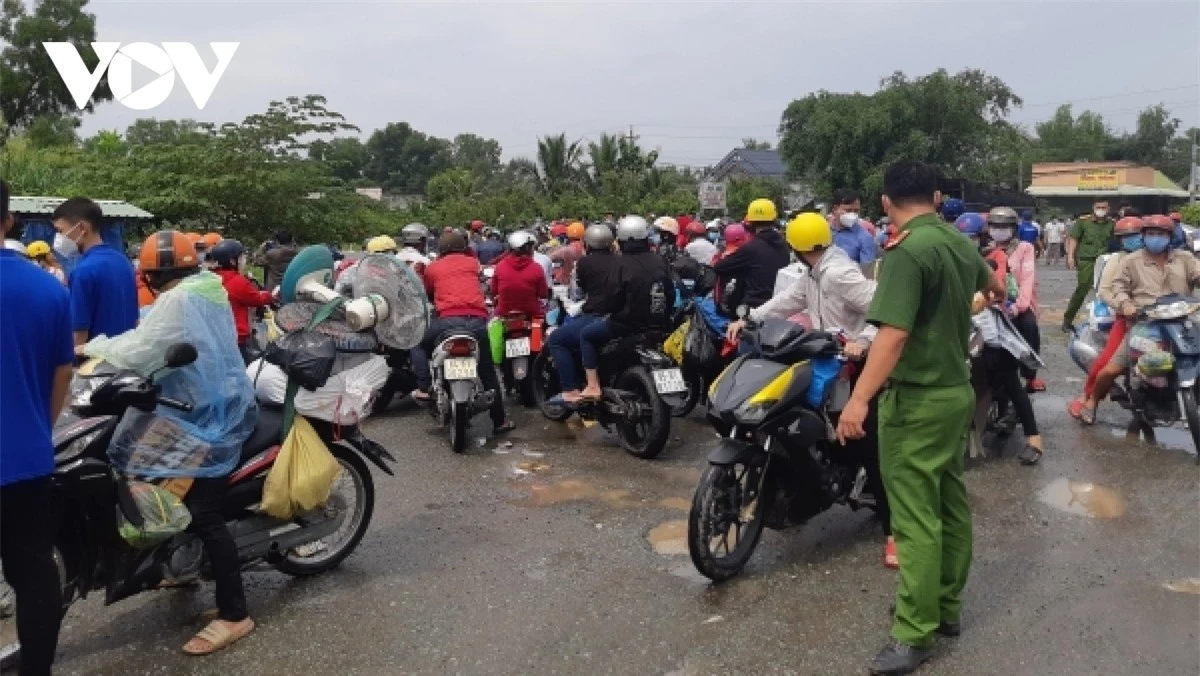 Hàng ngàn người dân đổ về Quốc lộ N2 địa bàn tỉnh Long An (Ảnh: Vinh Quang)