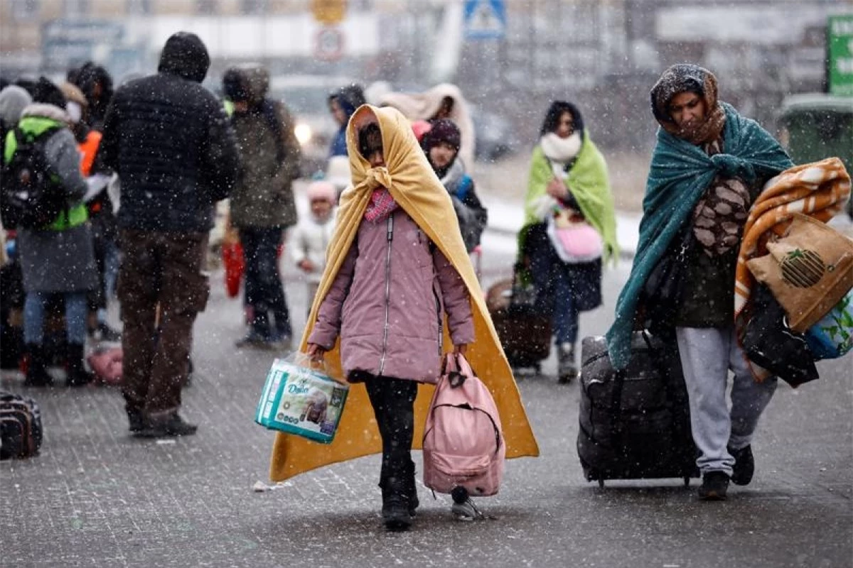 Người dân tại Ukraine sơ tán sau khi Nga phát động chiến dịch quân sự nhằm vào nước này. Ảnh: Reuters