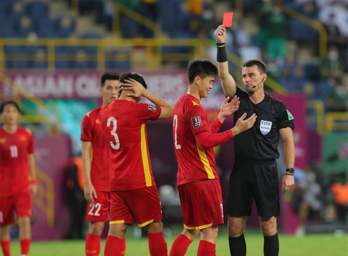 Trọng tài chính Tantashev Ilgiz rút thẻ đỏ với Duy Mạnh trong trận ĐT Việt Nam thua ngược ĐT Saudi Arabia 1-3. (Ảnh: AFP)