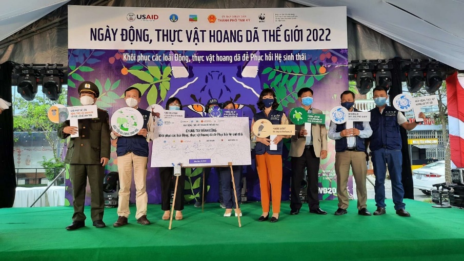 Đại diện Bộ NN&PTPN, WWF-Việt Nam, UBND TP. Tam Kỳ và cộng đồng ký cam kết bảo vệ động vật hoang dã.
