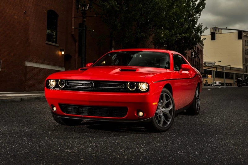 4. Dodge Challenger SXT (giá khởi điểm: 30.430 USD).