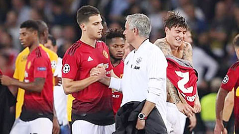 Mourinho muốn Roma mua Diogo Dalot
