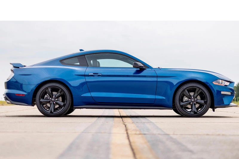 7. Ford Mustang GT Fastback (giá khởi điểm: 36.285 USD).
