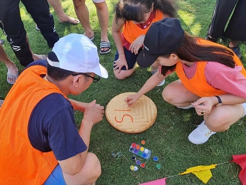 Du lịch kết hợp với teambuilding sẽ giúp nhân viên thấu hiểu, gắn bó với nhau hơn