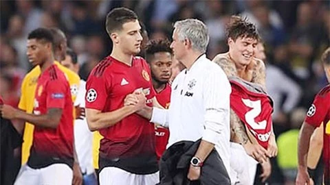 Mourinho muốn Roma mua Dalot