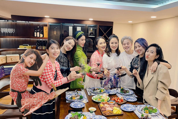 Dàn mỹ nhân "Vũ trụ điện ảnh VTV" hội ngộ, Nhã Phương bất ngờ bị chiếm "spotlight" bởi nhân vật này