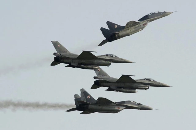 Hai máy bay thời Liên Xô Mig-29 bay phía trên và hai máy bay F-16 do Mỹ sản xuất tại Triển lãm Hàng không ở Radom, Ba Lan, ngày 27/8/2011. Ảnh AP.