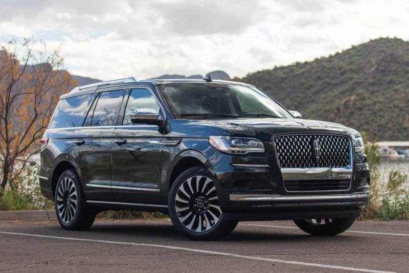 =4. Lincoln Navigator L (chiều dài tổng thể: 5.636 mm).