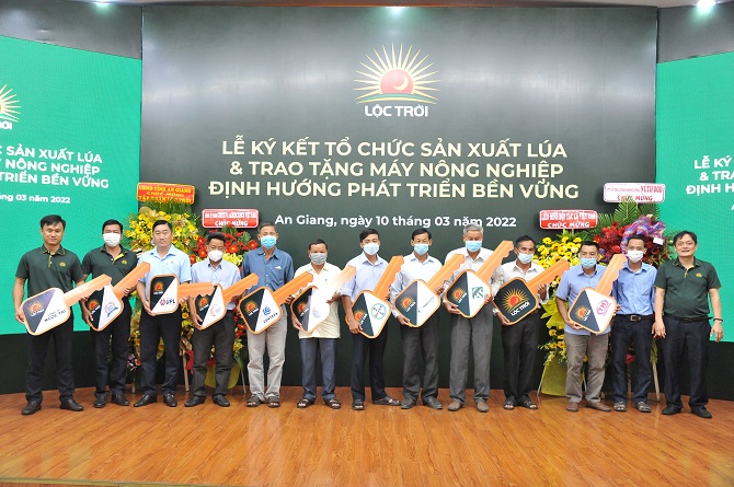 Trao tặng 123 máy nông nghiệp trị giá hơn 100 tỷ đồng cho nông dân An Giang