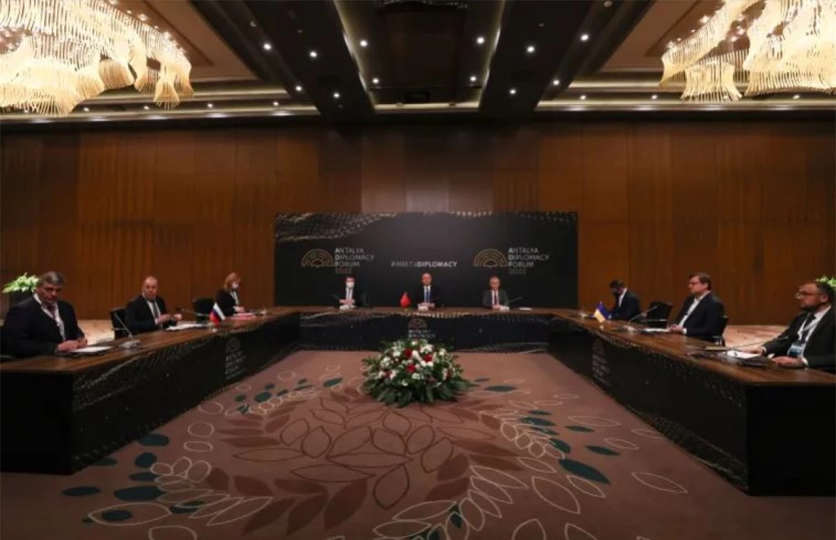Cuộc gặp 3 bên giữa Ngoại trưởng Nga, Ngoại trưởng Ukraine và Ngoại trưởng Thổ Nhĩ Kỳ. Ảnh:Anadolu.