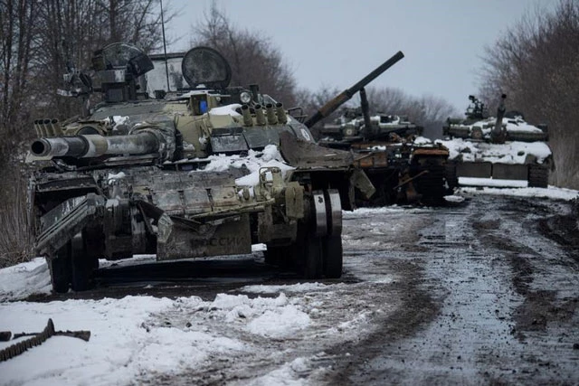 Những chiếc xe tăng bị phá hủy tại vùng Sumy, Ukraine, ngày 7/3. Ảnh: Reuters.