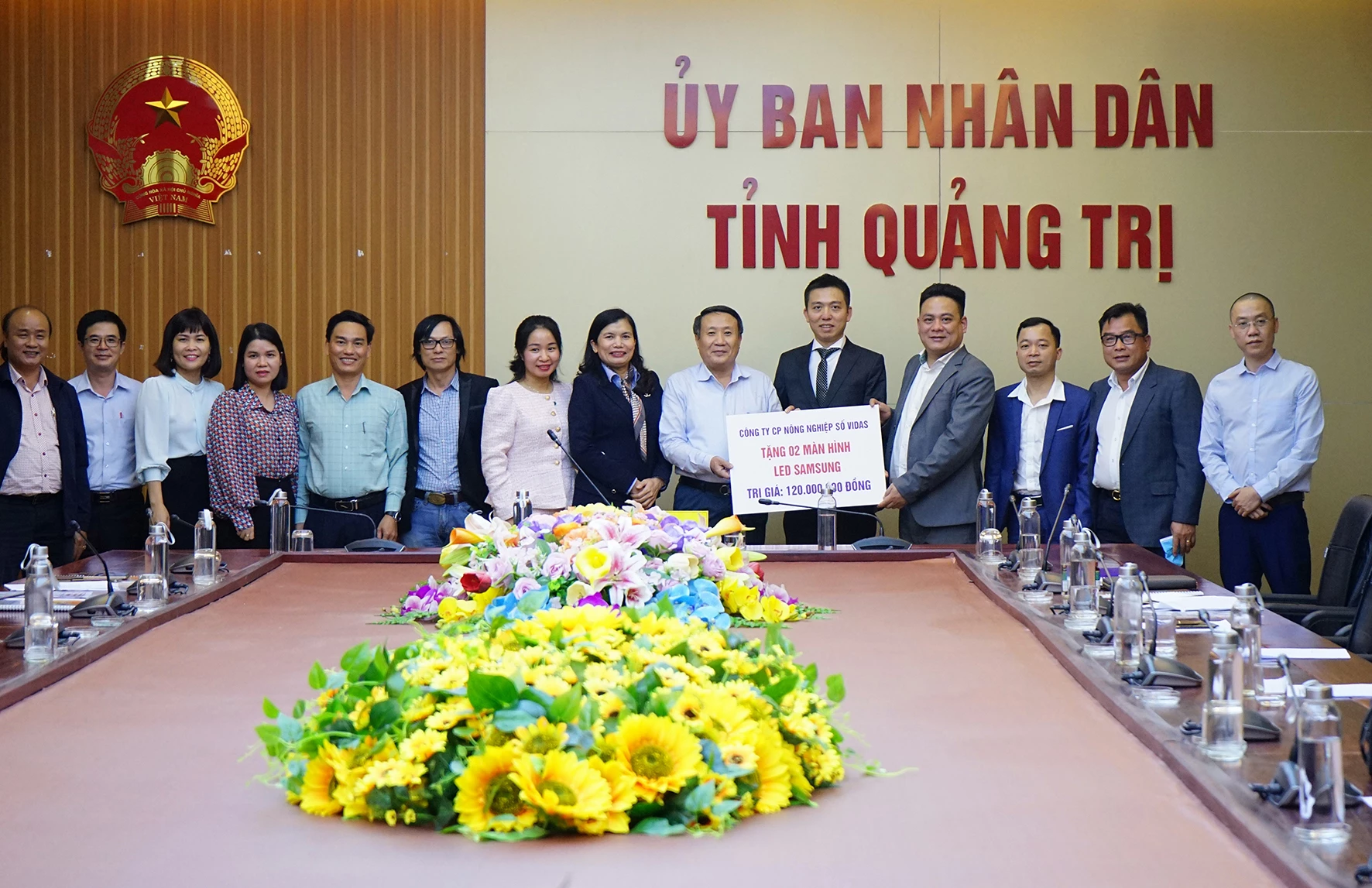 Ban đại diên thành lập quỹ tặng 2 màn hình Led Samsung cho tỉnh Quảng Trị