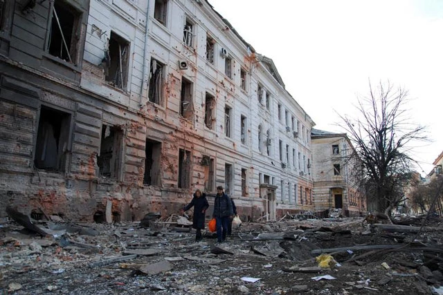 Các tòa nhà bị hư hại do trận pháo kích gần đây ở Kharkiv, Ukraine, ngày 8/3. Ảnh: Reuters.