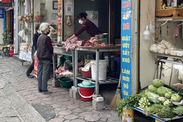 Giá hàng hóa “phi mã” theo giá xăng, người tiêu dùng “choáng váng”