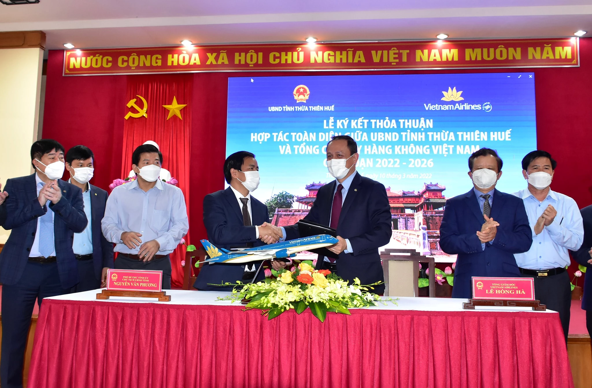Chủ tịch UBND tỉnh Nguyễn Văn Phương và Tổng Giám đốc Tổng Công ty Hàng không Việt Nam ký kết biên bản thỏa thuận