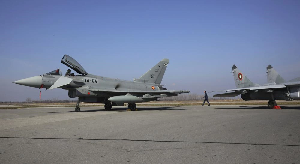 Máy bay MiG-29 của Bulgaria và máy bay Eurofighter EF-2000 Typhoon II của Tây Ban Nha tại Graf Ignatievo. Ảnh: AP.