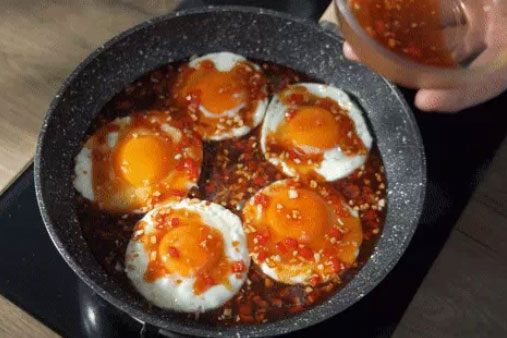 Trứng ốp ăn không rất nhạt nhẽo, làm thêm loại nước sốt này đảm bảo hao cơm, ăn một lần nhớ mãi
