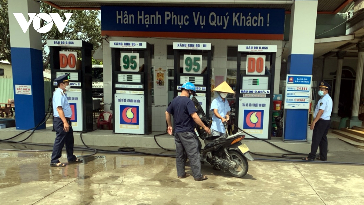 Đình chỉ, tước giấy phép nếu cố tình ngưng bán xăng dầu