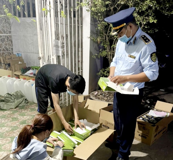 An Giang: Tạm giữ hơn 61 ngàn khẩu trang và 400 bộ kit test không rõ nguồn gốc