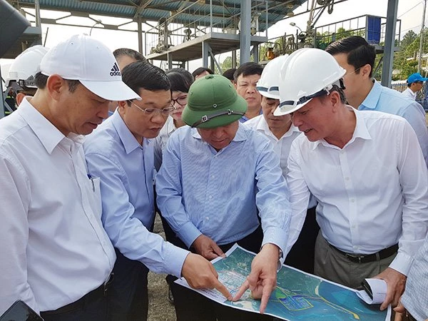 Bộ trưởng Bộ KH&ĐT Nguyễn Chí Dũng (giữa) trực tiếp thị sát địa điểm xây dựng dự án Đường ven biển nối cảng Liên Chiểu để bố trí nguồn vốn ngân sách Trung ương 500 tỷ đồng.