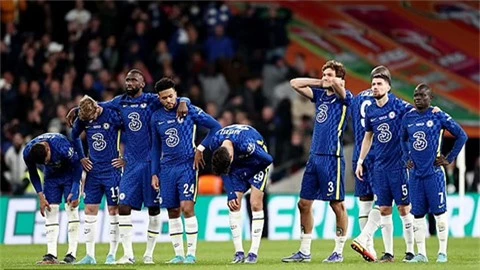 Fan Chelsea suy sụp, đối thủ hả hê vì án phạt của Abramovich