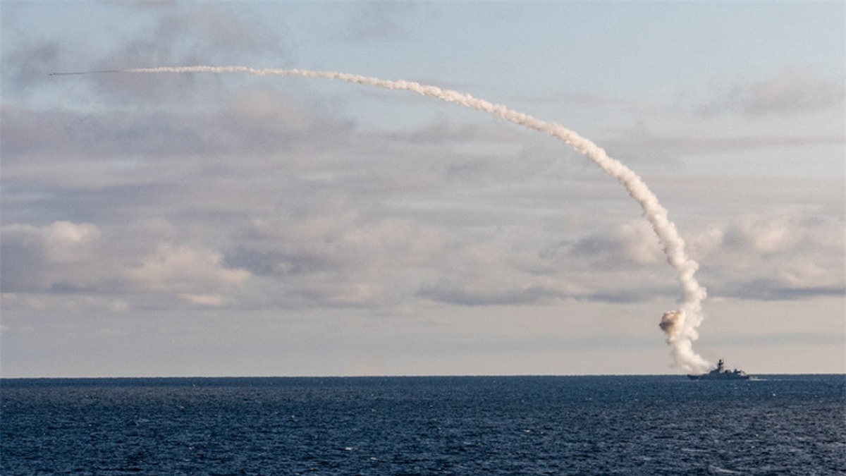 Nga phóng tên lửa hành trình Kalibr từ tàu chiến trong một cuộc tập trận. Ảnh: Bộ Quốc phòng Nga