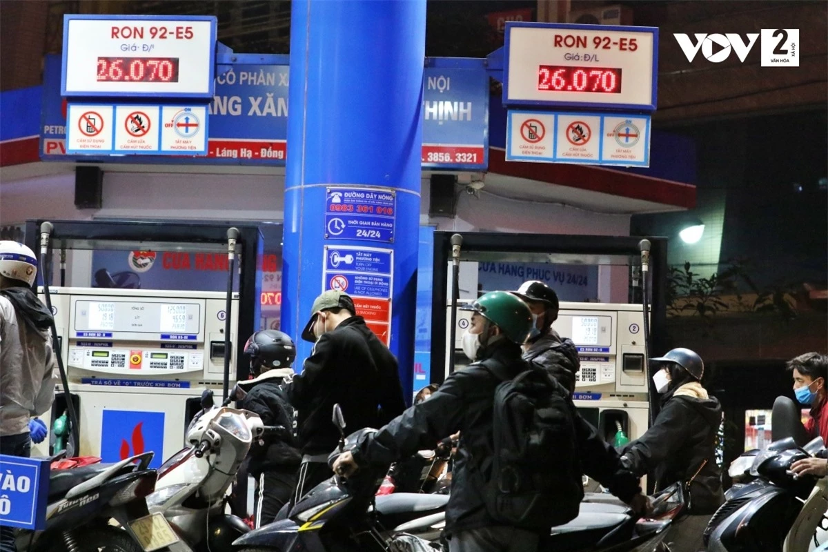 Theo tính toán của một số doanh nghiệp xăng dầu ở Hà Nội, theo giá cơ sở ngày 8/3, giá bán lẻ trong nước với xăng đang âm 3.800 đồng/lít và dầu diesel đang âm tới 4.800 đồng/lít.