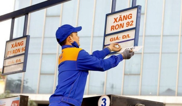 Giá xăng tăng vọt lên gần 30.000 đồng mỗi lít
