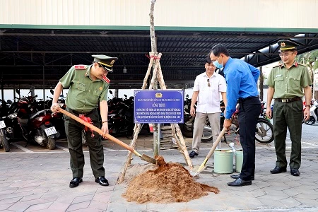 Lãnh đạo Công an thành phố và các đại biểu tham gia trồng cây xanh trong khuôn viên Công an TP.