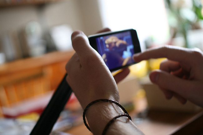 Con đang ngồi học online thì có hành động KỲ LẠ, bà mẹ tới gần mà run rẩy tay chân phải đăng đàn "cầu cứu": Có nên đem con đi bác sĩ?