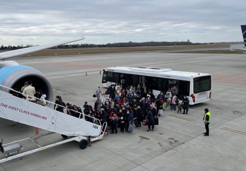 Chuyến bay thứ 2 từ Ba Lan đưa thêm gần 300 người Việt di tản khỏi Ukraine về nước