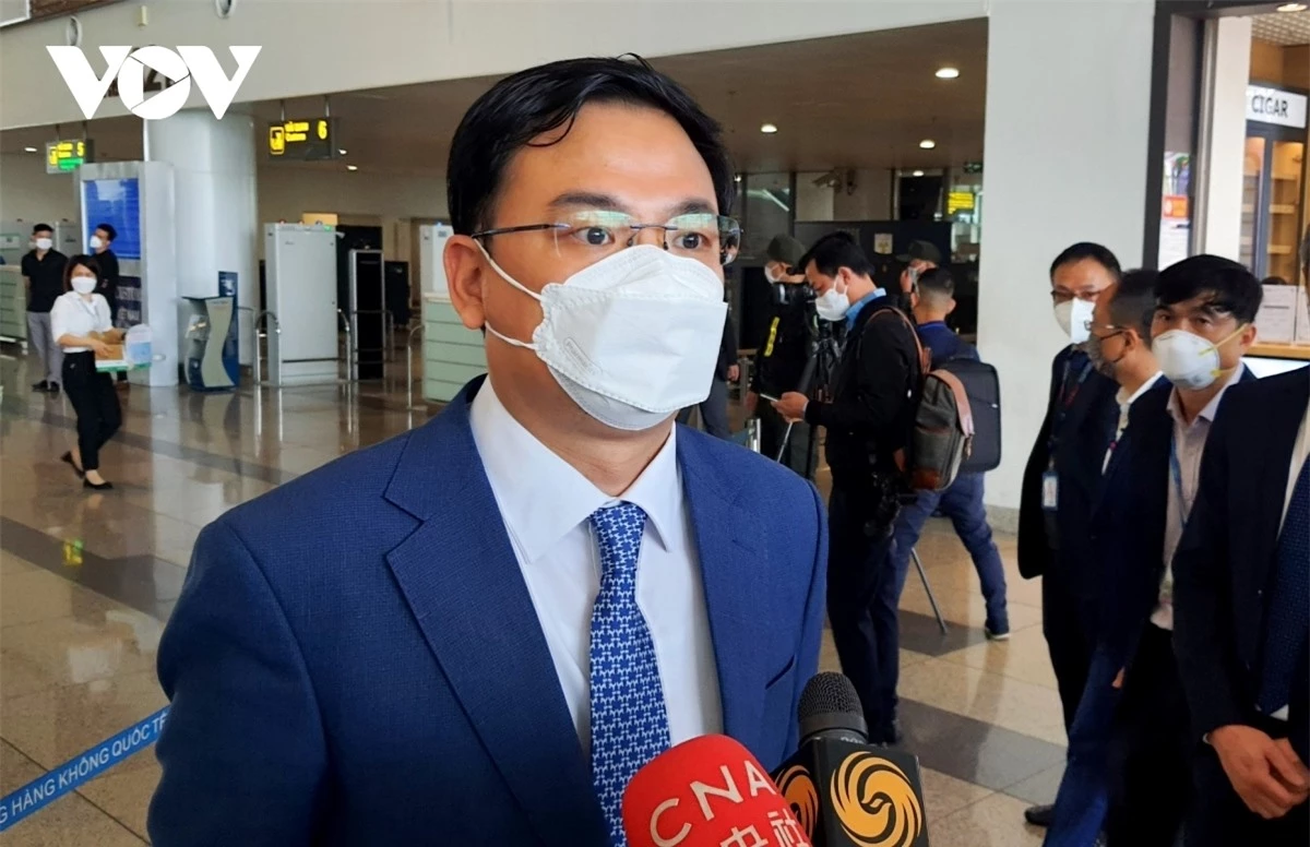 Thứ trưởng Bộ Ngoại giao Phạm Quang Hiệu trả lời báo chí tại sân bay Nội Bài.