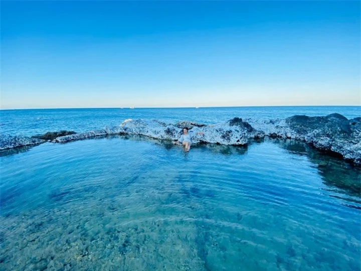 Chill ở ‘hồ vô cực’ được mẹ thiên nhiên tạo ra giữa biển tại đảo ngọc Phú Quý - 3