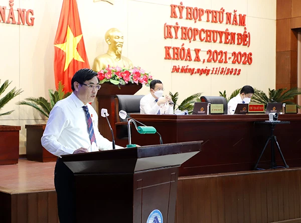 Ông Nguyễn Thành Tiến, Trưởng Ban Đô thị HĐND TP Đà Nẵng trình bày báo cáo thẩm tra tại kỳ họp thứ 5 HĐND TP Đà Nẵng khóa X