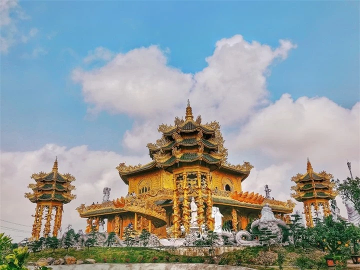 Ngôi chùa ‘dát vàng’ được ví như ‘Thái Lan thu nhỏ’ thu hút giới trẻ Hà thành - 1