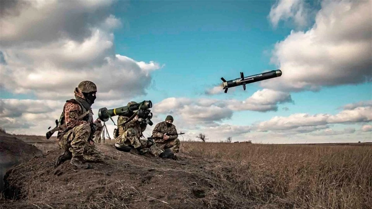 Binh sĩ Ukraine khai hỏa tên lửa Javelin trong một cuộc diễn tập hồi cuối năm 2021. Ảnh: AP