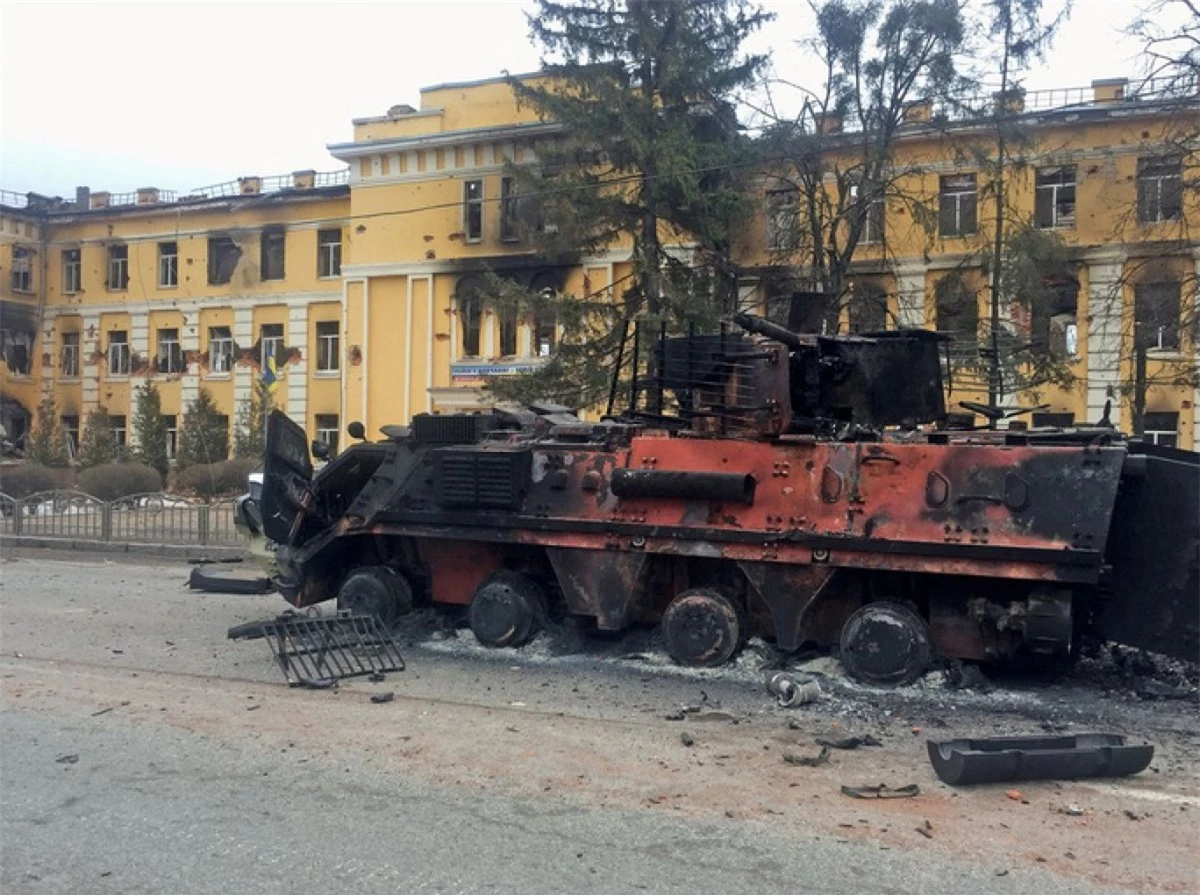 Xe bọc thép bị phá hủy ở Kharkiv, Ukraine. Ảnh: Reuters