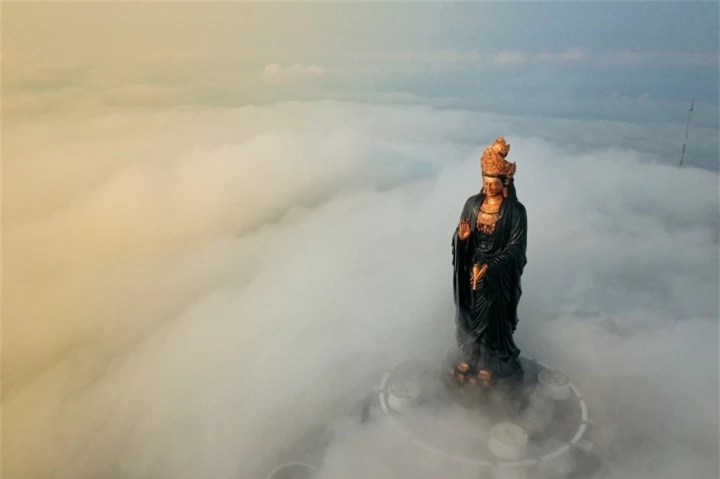 Tượng Phật Bà cao nhất châu Á ẩn hiện dưới làn mây ở ‘nóc nhà Nam Bộ’ - 4